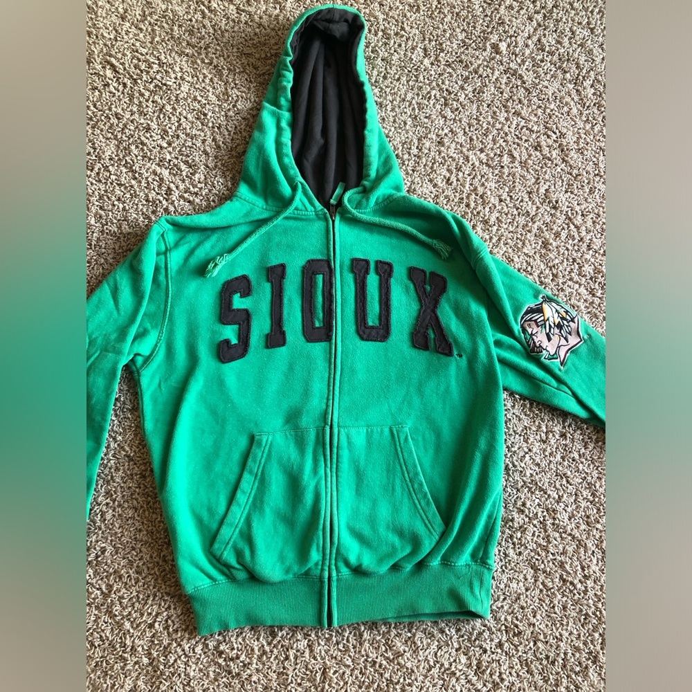 SIOUX hooded zip sweatshirt. In good condition, size small.